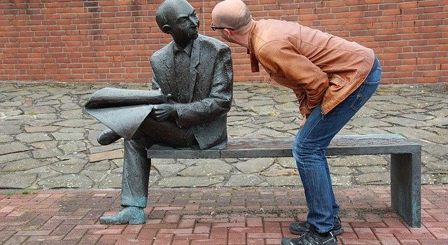 Un homme parle à une statue. Communiquer ce n'est pas parler!