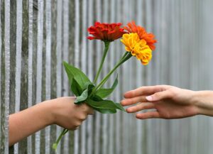 Ces quelques fleurs offertes symbolisent le don d'une mise en relation utile