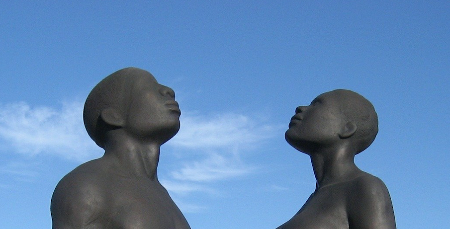 Deux statues, un homme et une femme, nus, regardant ensemble le ciel ensemble, espace de tous les possibles.