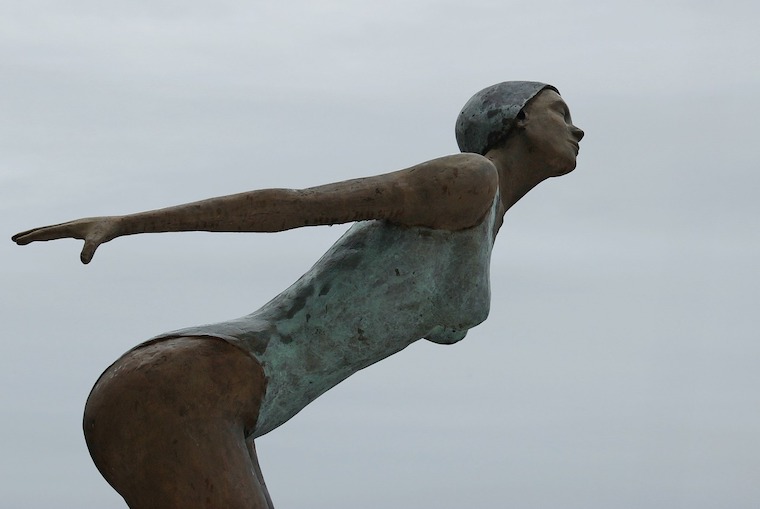 Une statue d'un plongeuse juste avant de s'élancer