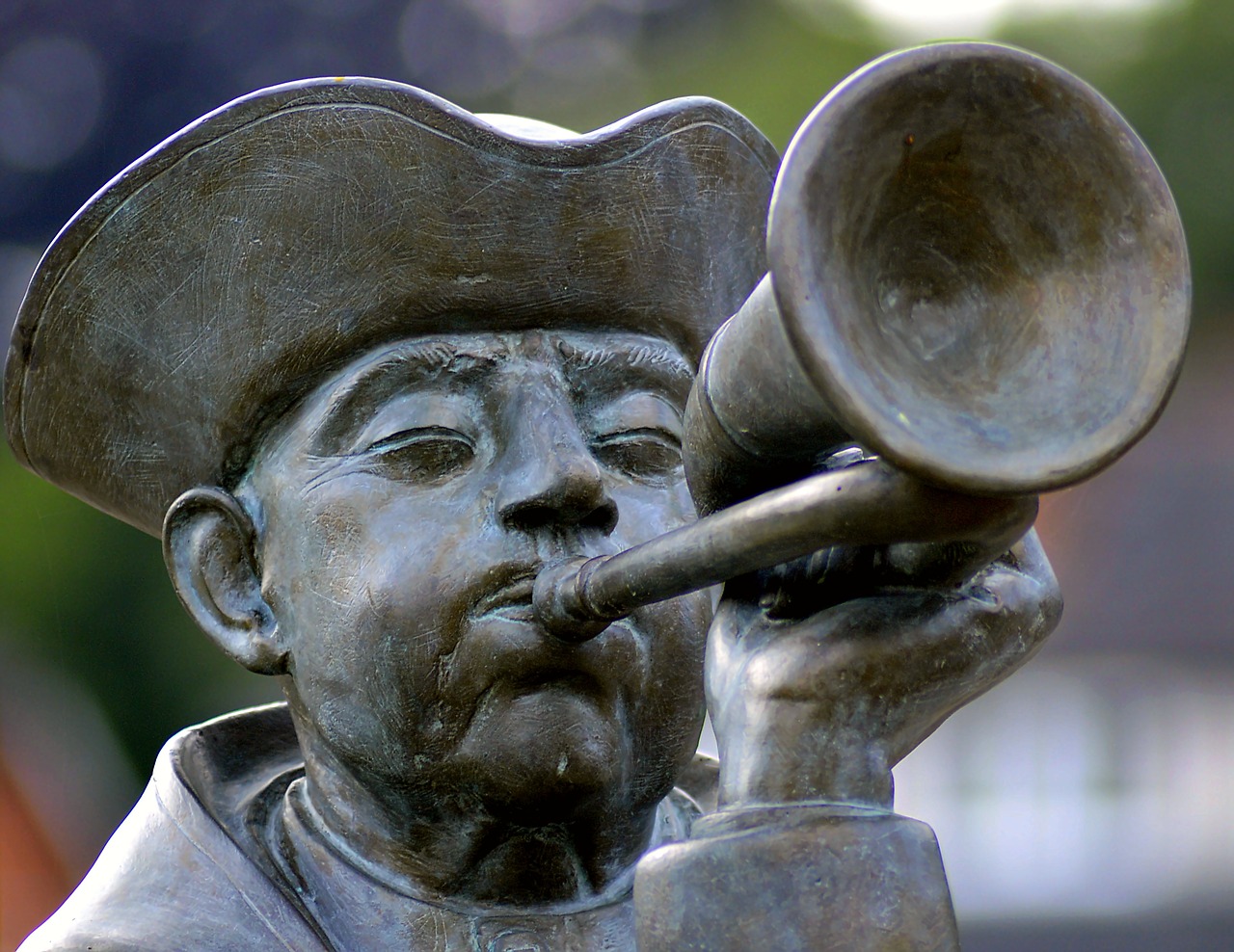 Statue d'un joueur de clairon qui appelle