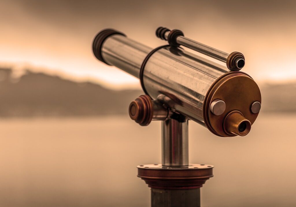 Par le grand bout de la lunette on a une vue d’ensemble, par le petit bout de la lunette, on voit un aspect particulier des choses, que l’on grossit démesurément.