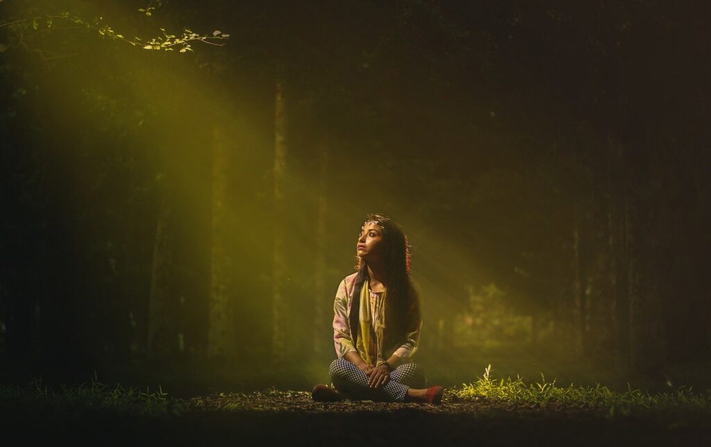 Une femme fixe du regard le premier rayon de lumière au matin et l'environnement se révèle à elle.