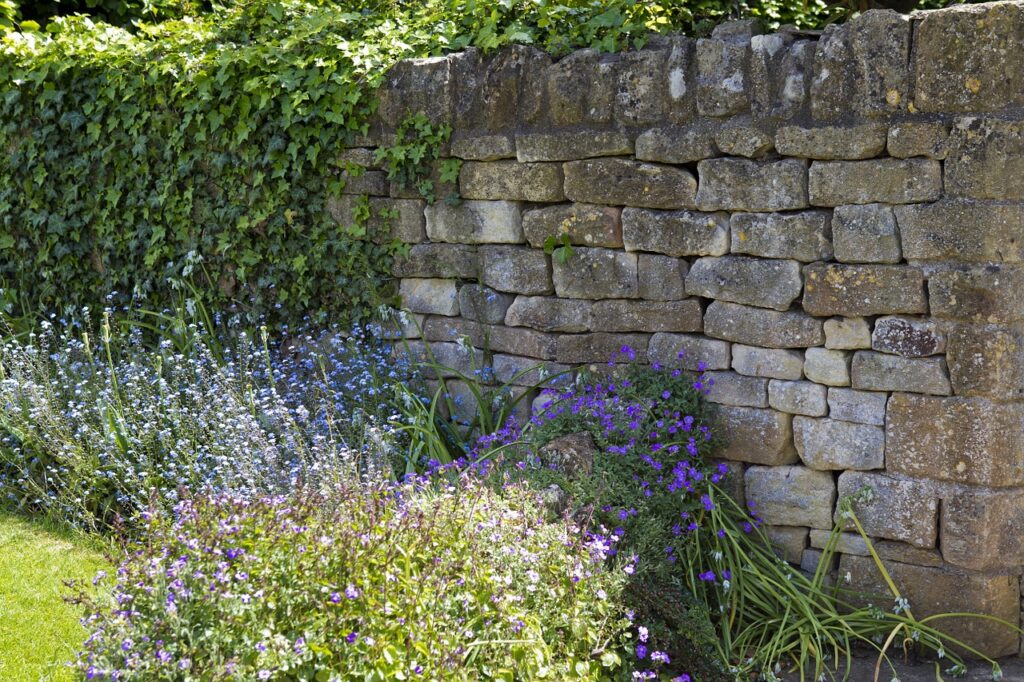 Marcher dans un jardin magnifique complètement entouré d'un mur de pierre