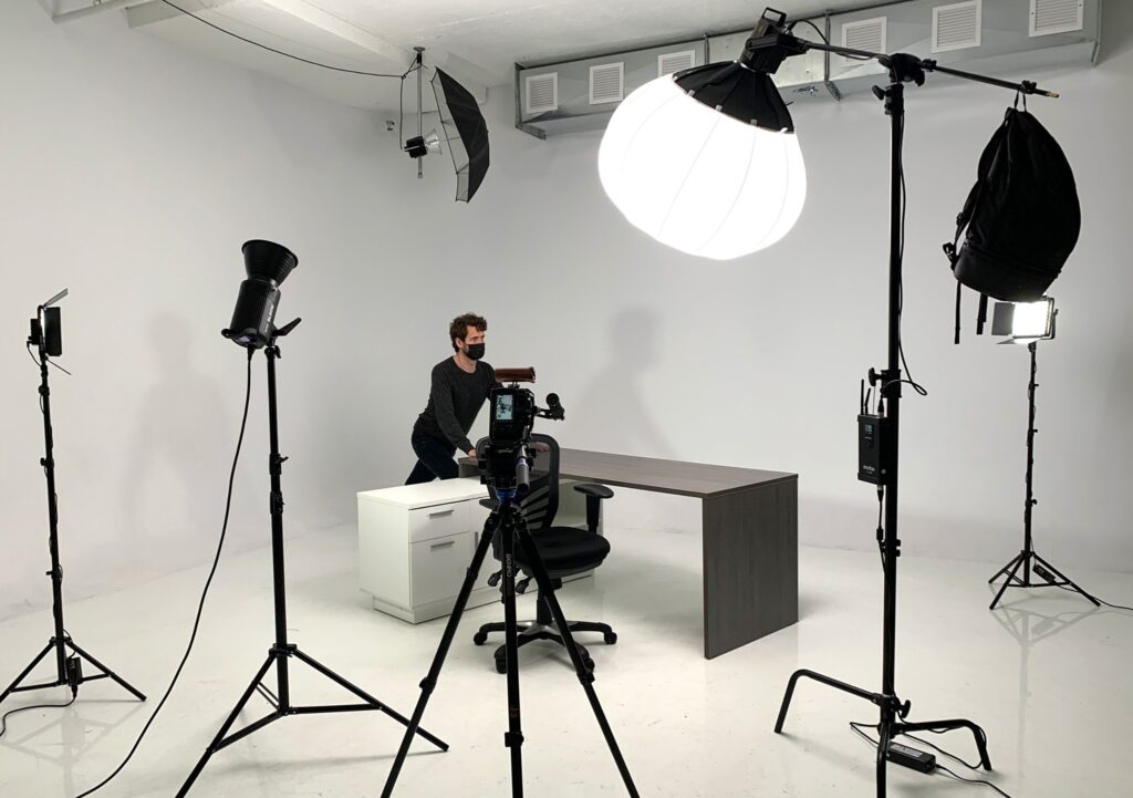 De nombreux spots et accessoires savamment disposés lors du tournage d'une bande-annonce..