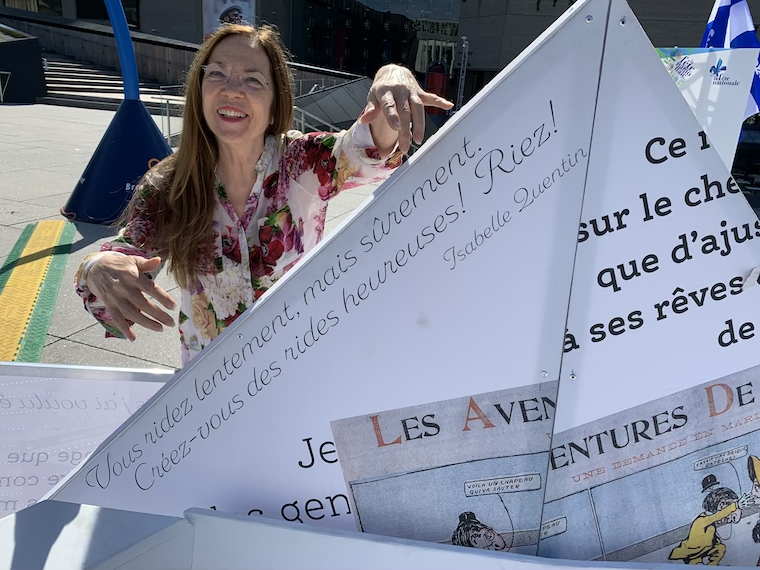Isabelle Quentin nous montre l'extrait choisi sur un des bateaux de l'installation créée par Matiers dans le Quartier des Spectacles.