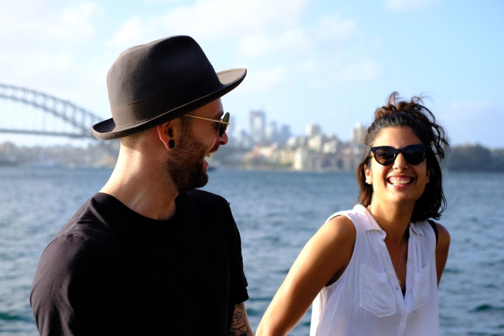 Un couple riant lors d'une promenade.