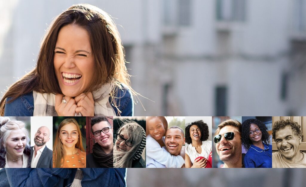 Une femme riant en avant-plan et photo-montage de visages qui rient invitent déjà la détente et à la bonne humeur