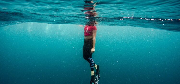 Une nageuse, vue sous l'eau, la tête hors de l'eau.