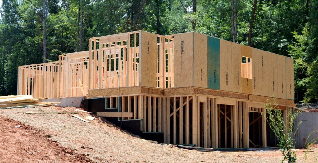 Une maison en construction dont on voit toute la structure en bois