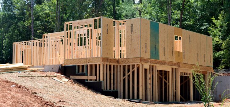 Une maison en construction dont on voit toute la structure en bois